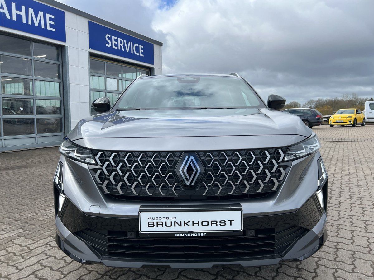 Renault Austral Frontansicht mit charakteristischem Kühlergrill im Autohaus