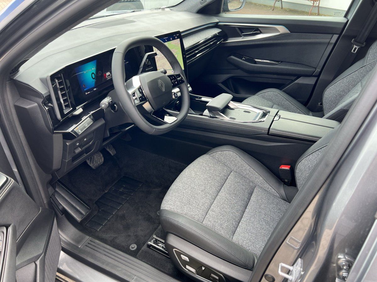 Renault Austral Innenraum mit Cockpit und grauen Sitzen