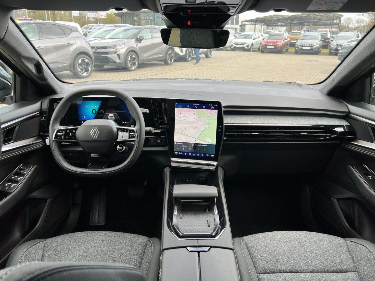 Renault Fahrzeug Innenraum mit digitalem Display und modernem Armaturenbrett im Autohaus