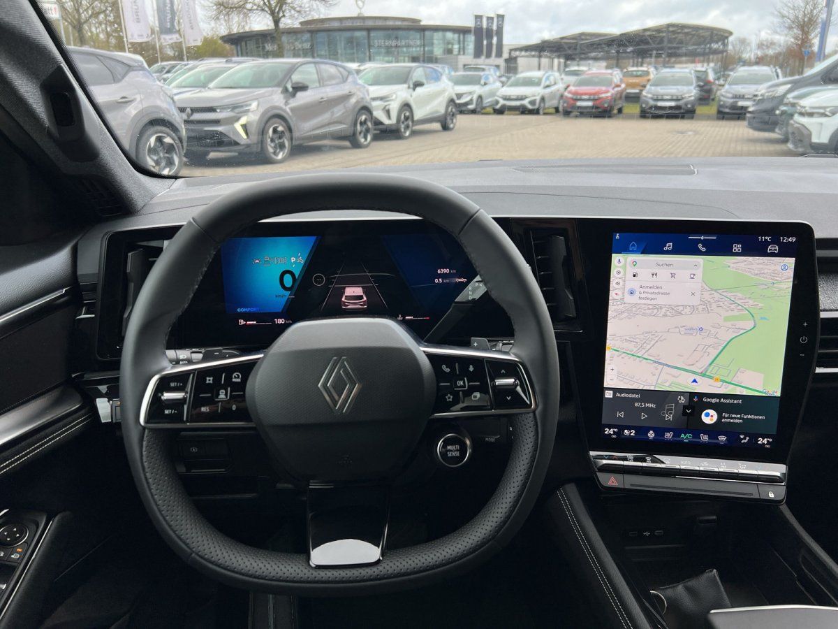 Renault Cockpit mit Lenkrad, digitalen Anzeigen und Navigationssystem im Fahrzeuginnenraum