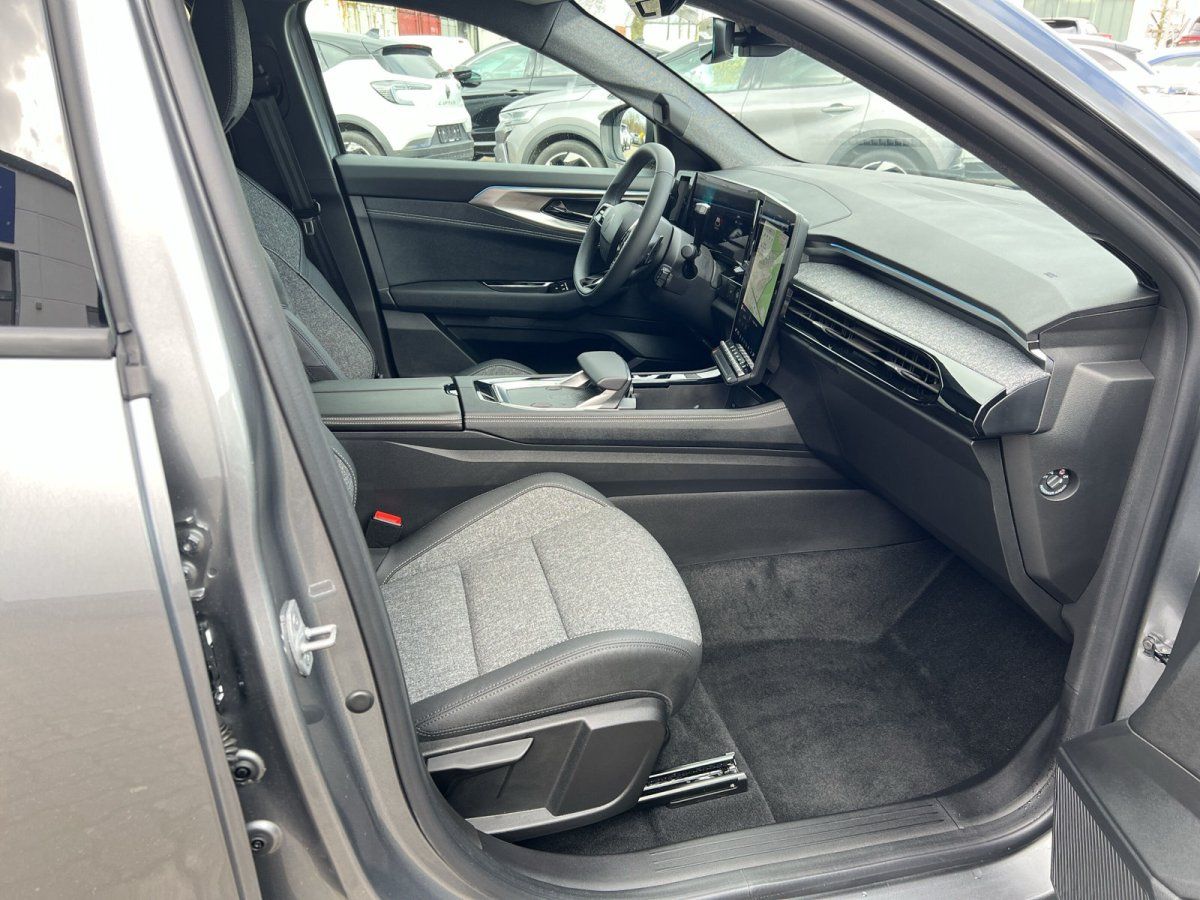 Fahrzeug Innenraum Beifahrerseite mit grauen Sitzen und offener Tür im Autohaus