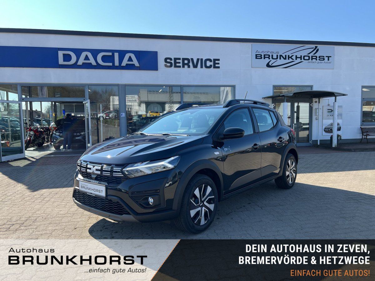 Schwarzer Dacia Sandero Stepway SUV im Autohaus Showroom - Seitenansicht