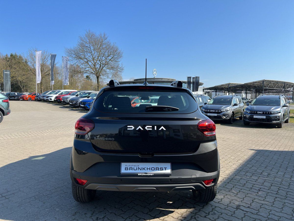Dacia Sandero in Schwarz - Heckansicht im Autohaus mit Kennzeichen