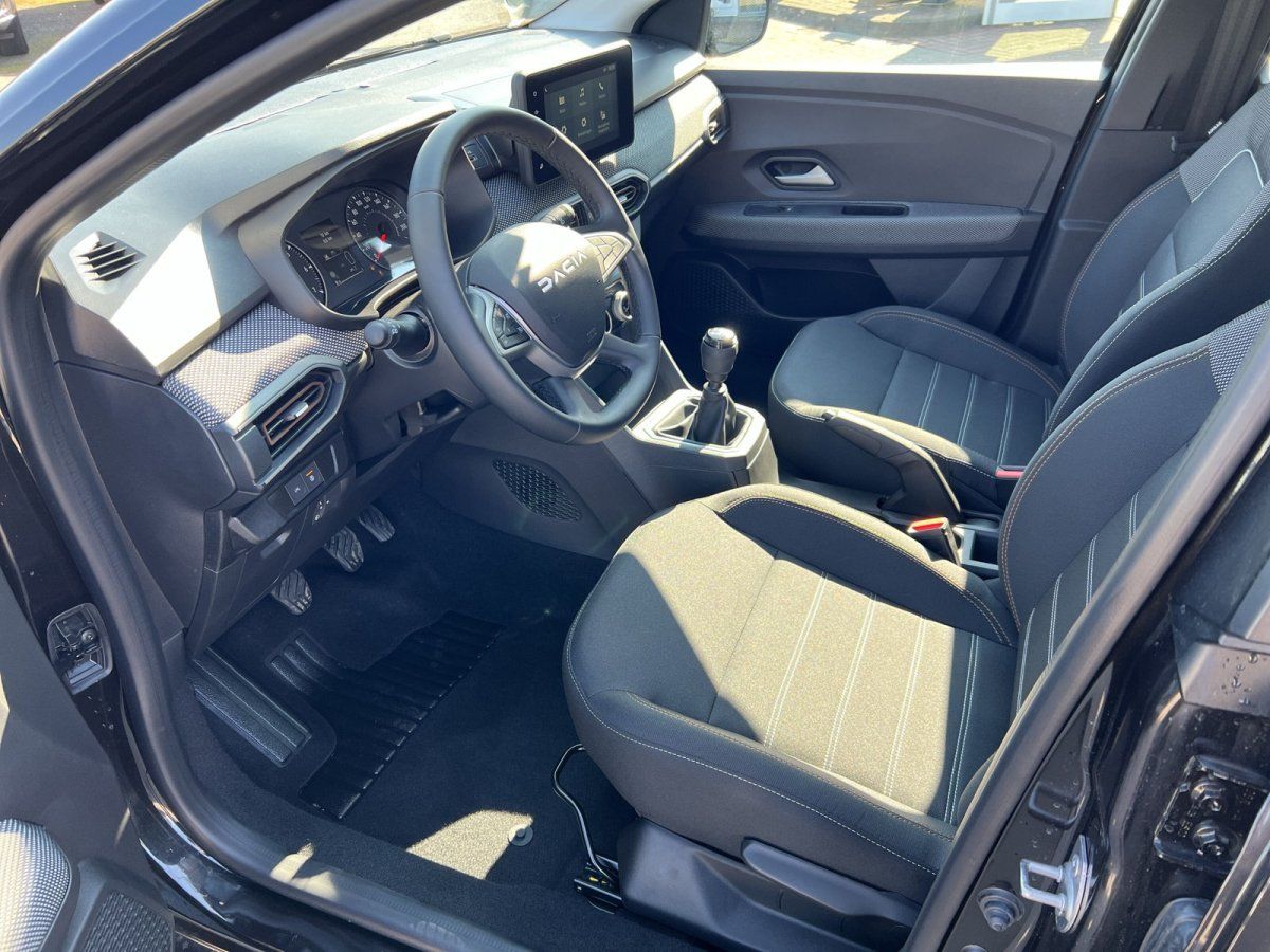 Dacia Innenraum schwarz - Cockpit mit Lenkrad und Sitzbezügen