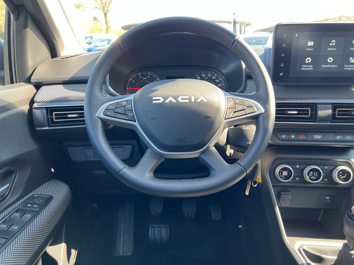 Dacia Cockpit-Ansicht mit Lenkrad, Instrumententafel und Infotainment-System im Autohaus