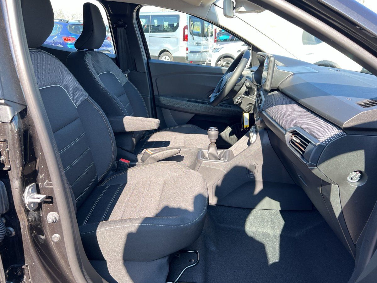 Dacia Beifahrerplatz und Innenraum-Ausstattung mit Sitzen und Armaturenbrett