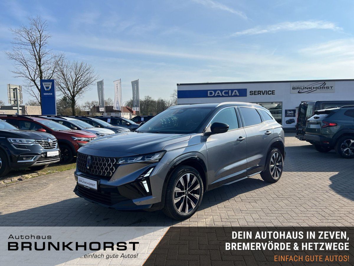 Grauer Renault Austral SUV in modernem Autohaus-Showroom mit großen Glasfenstern