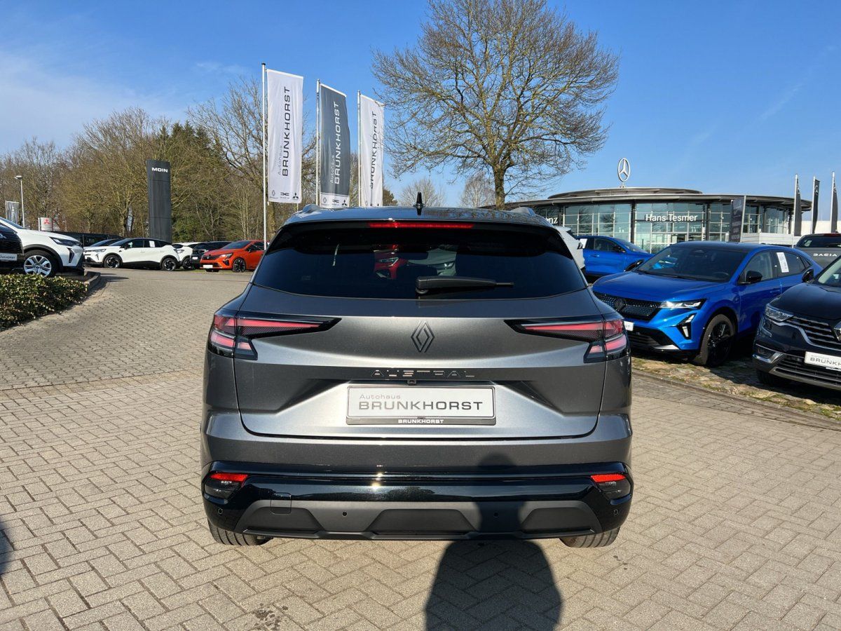 Renault Austral Heckansicht in grau im Autohaus Showroom mit Kennzeichen