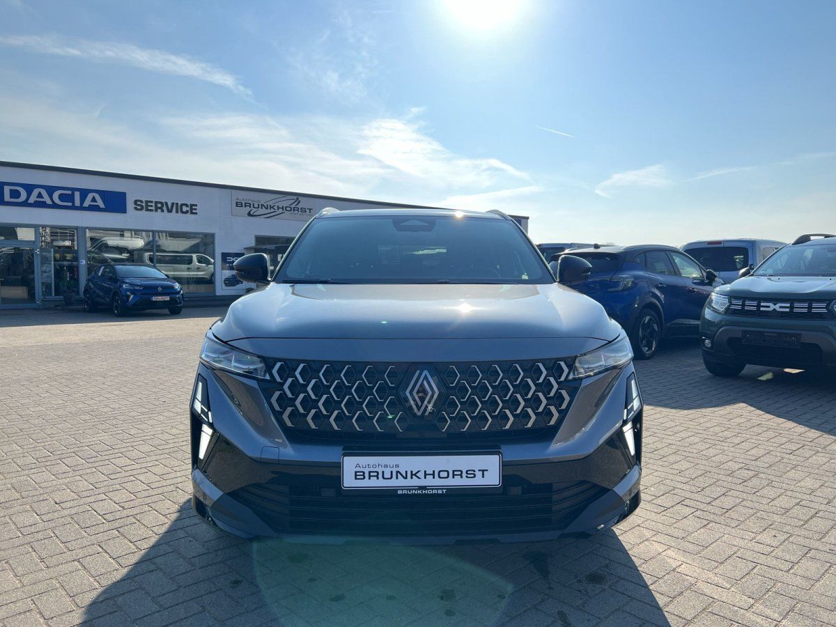 Renault Austral Frontansicht in grau im Autohaus mit charakteristischem Kühlergrill