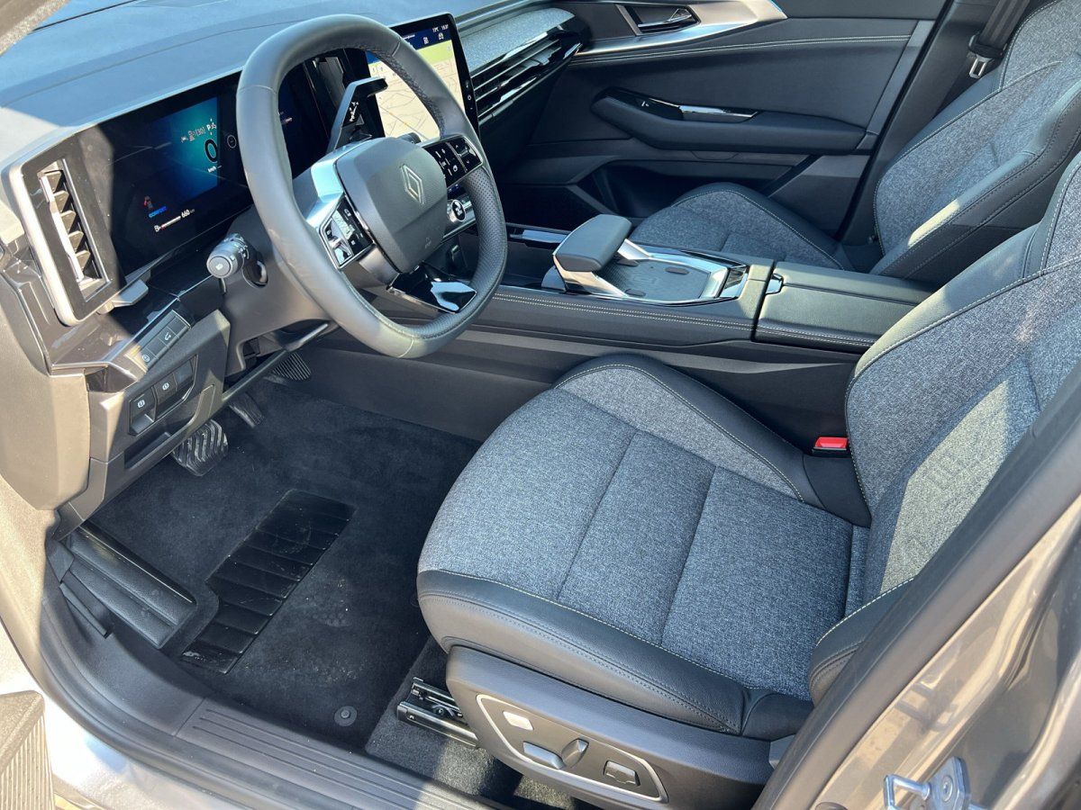 Renault Austral Innenraum mit modernem Cockpit, Touchscreen und dunklen Stoffsitzen