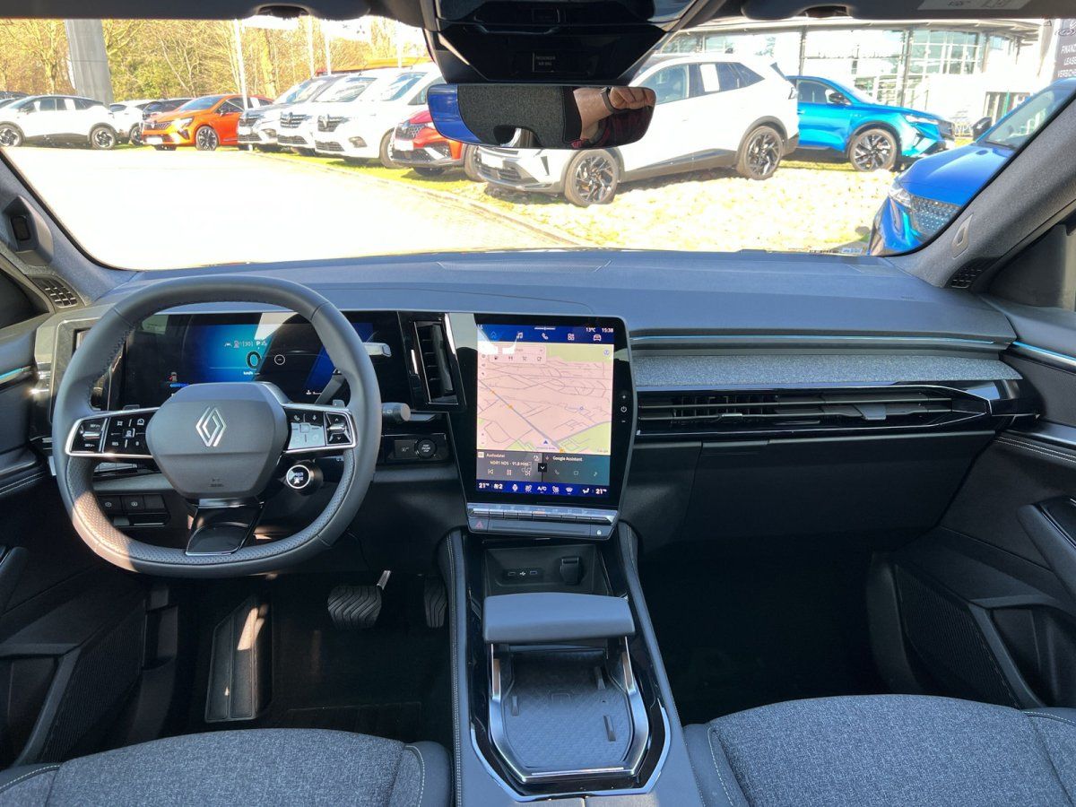 Renault Fahrzeug Innenraum mit digitalem Cockpit und Touchscreen-Display