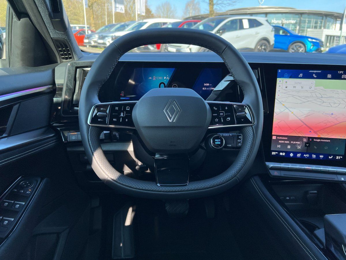 Renault Armaturenbrett mit Lenkrad und digitalem Navigationssystem