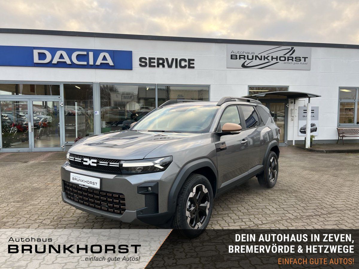 Neuer Dacia Duster in Grau im Autohaus-Showroom mit schwarzen Felgen und Dachreling