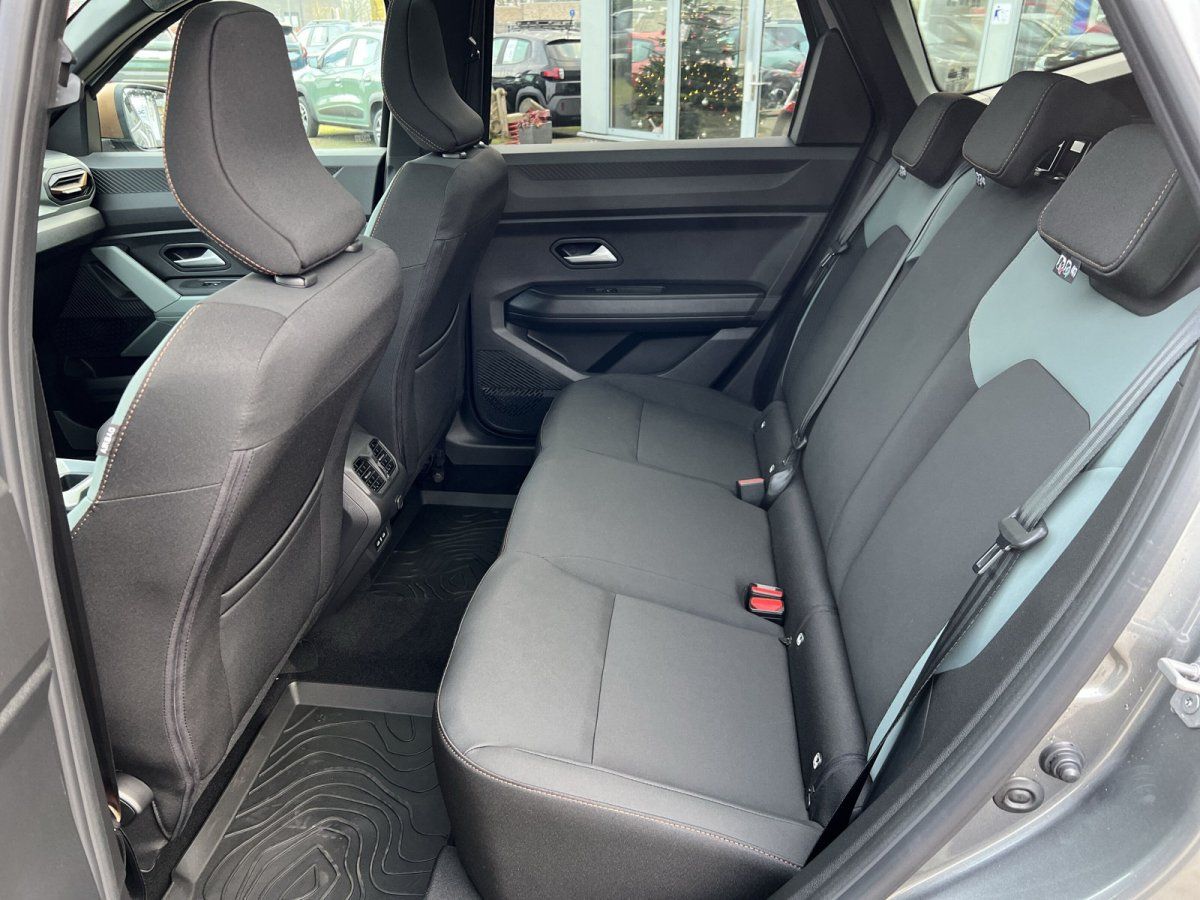 Rücksitzbank Innenraum SUV mit schwarzen Stoffsitzen und Gummifußmatten im Autohaus