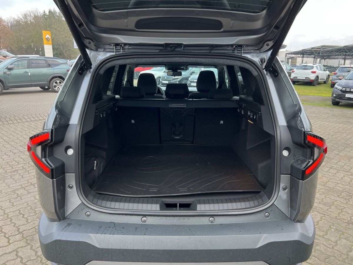 Dacia Kofferraum offen mit umgeklappter Rücksitzbank im Autohaus Showroom