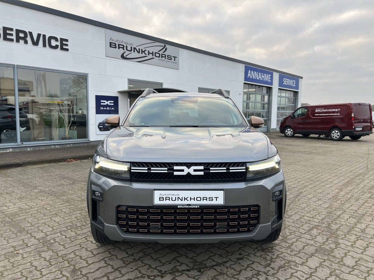 Grauer Dacia Duster Neuwagen Frontansicht im Autohaus Brunkhorst Showroom