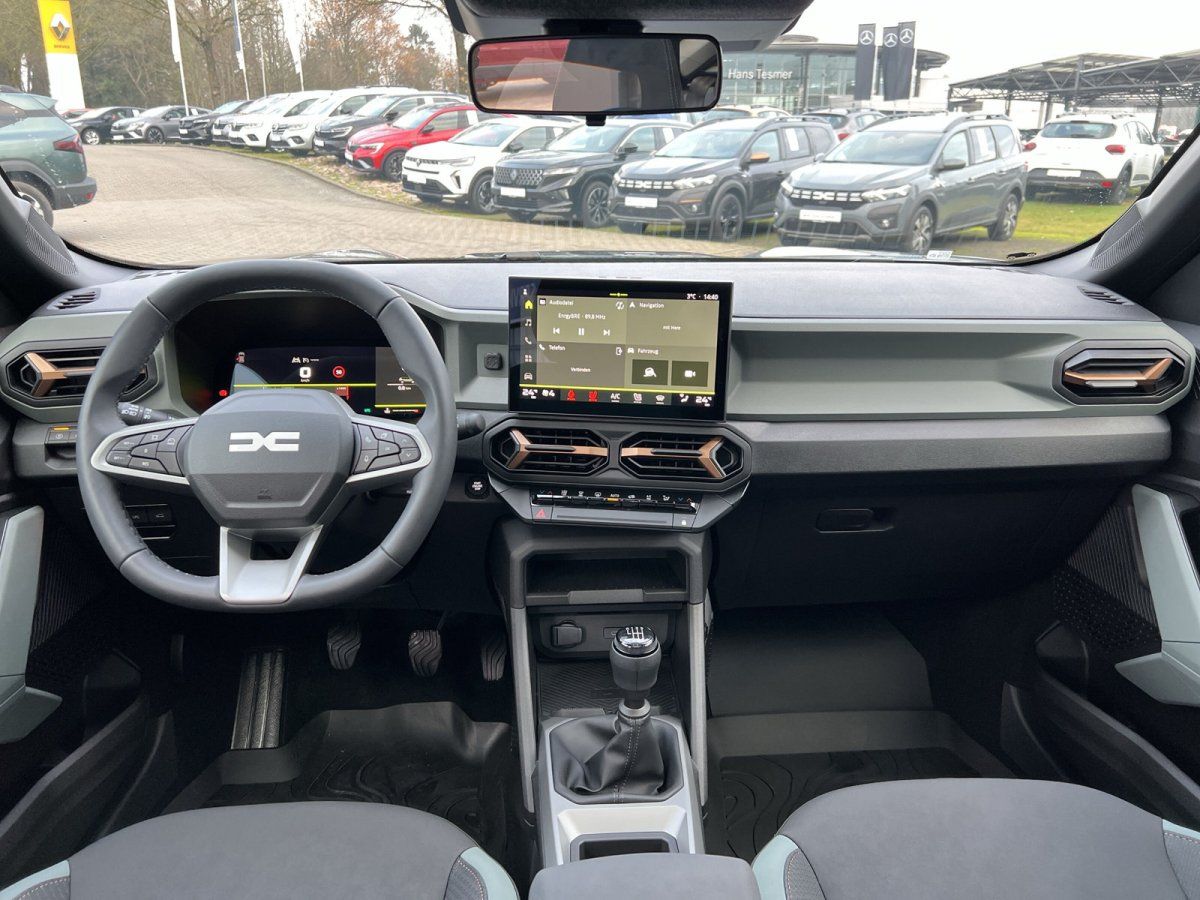 Dacia Innenraum Cockpit mit digitalem Tacho, Touchscreen und Schaltgetriebe im Autohaus