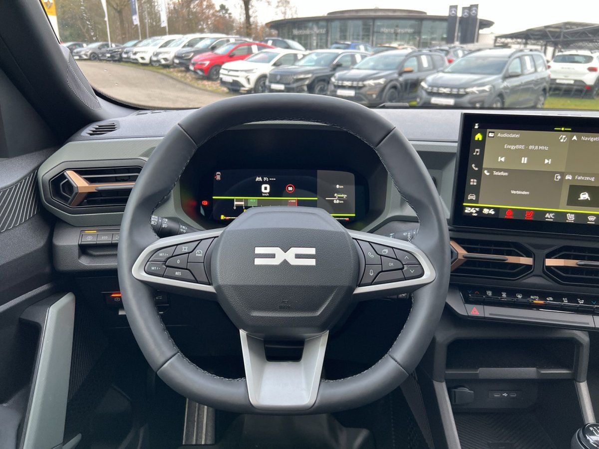 Dacia Innenraum Cockpit mit digitalem Tacho und Touchscreen Infotainment-System