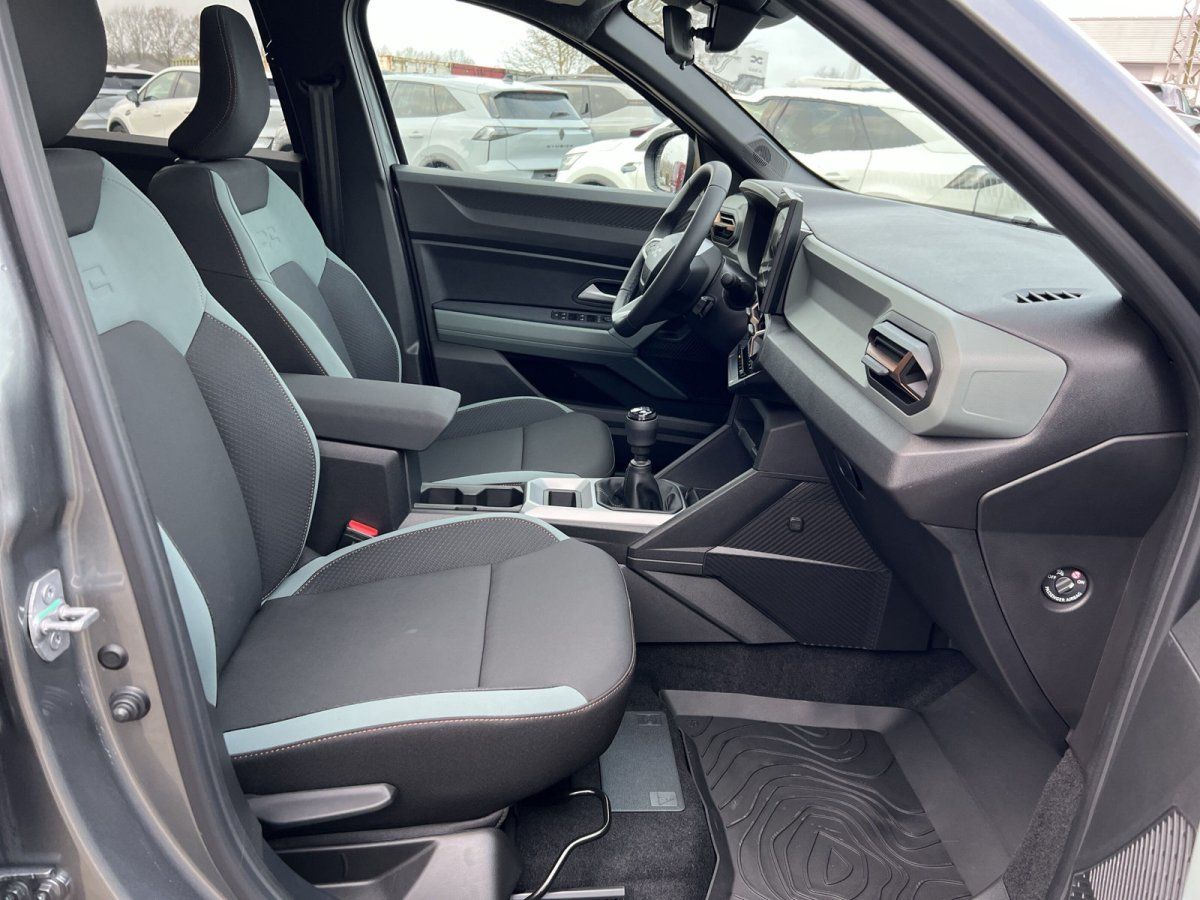 Innenraum Beifahrerseite mit Stoffsitzen in Schwarz-Grau, Schaltgetriebe und Mittelkonsole im Autohaus