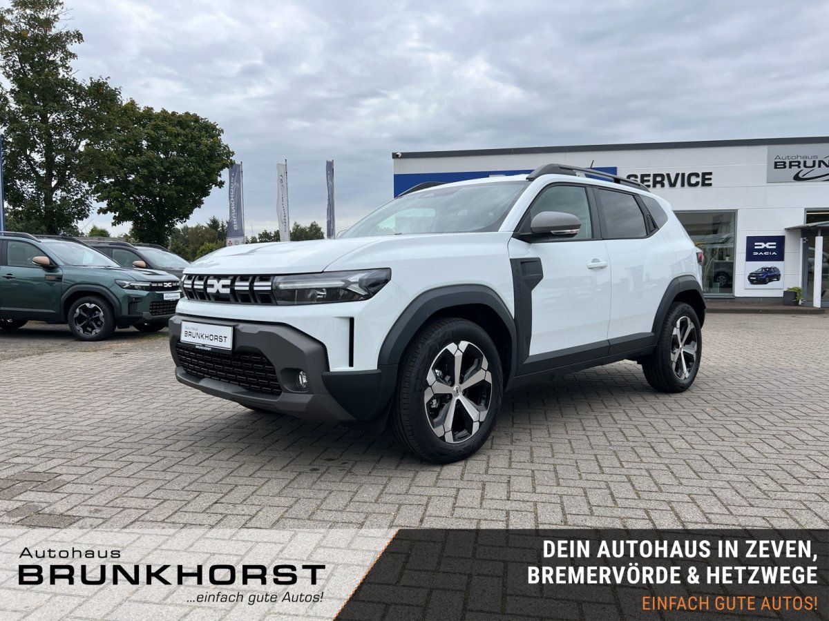 Dacia Duster SUV in Weiß im Autohaus Showroom – Frontansicht der 3. Generation