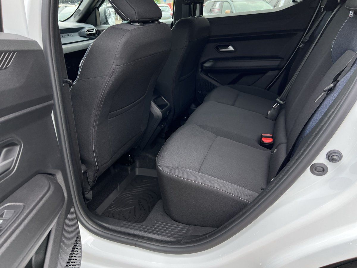 Fahrzeuginnenraum Rücksitzbank schwarzes Textilpolster modernes Kompaktfahrzeug Autohaus