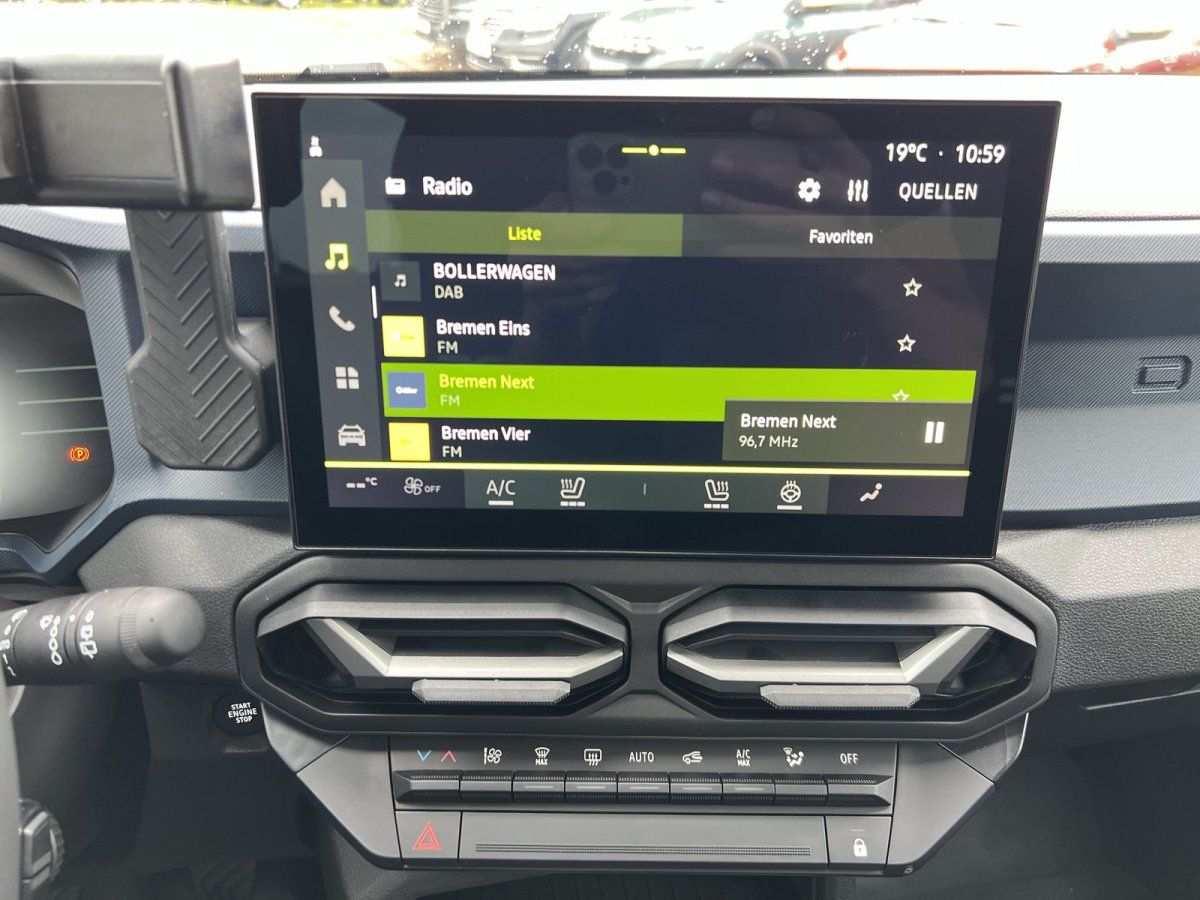 Dacia Innenraum mit Touchscreen-Infotainmentsystem, Radio-Menü, Automatikgetriebe im Autohaus