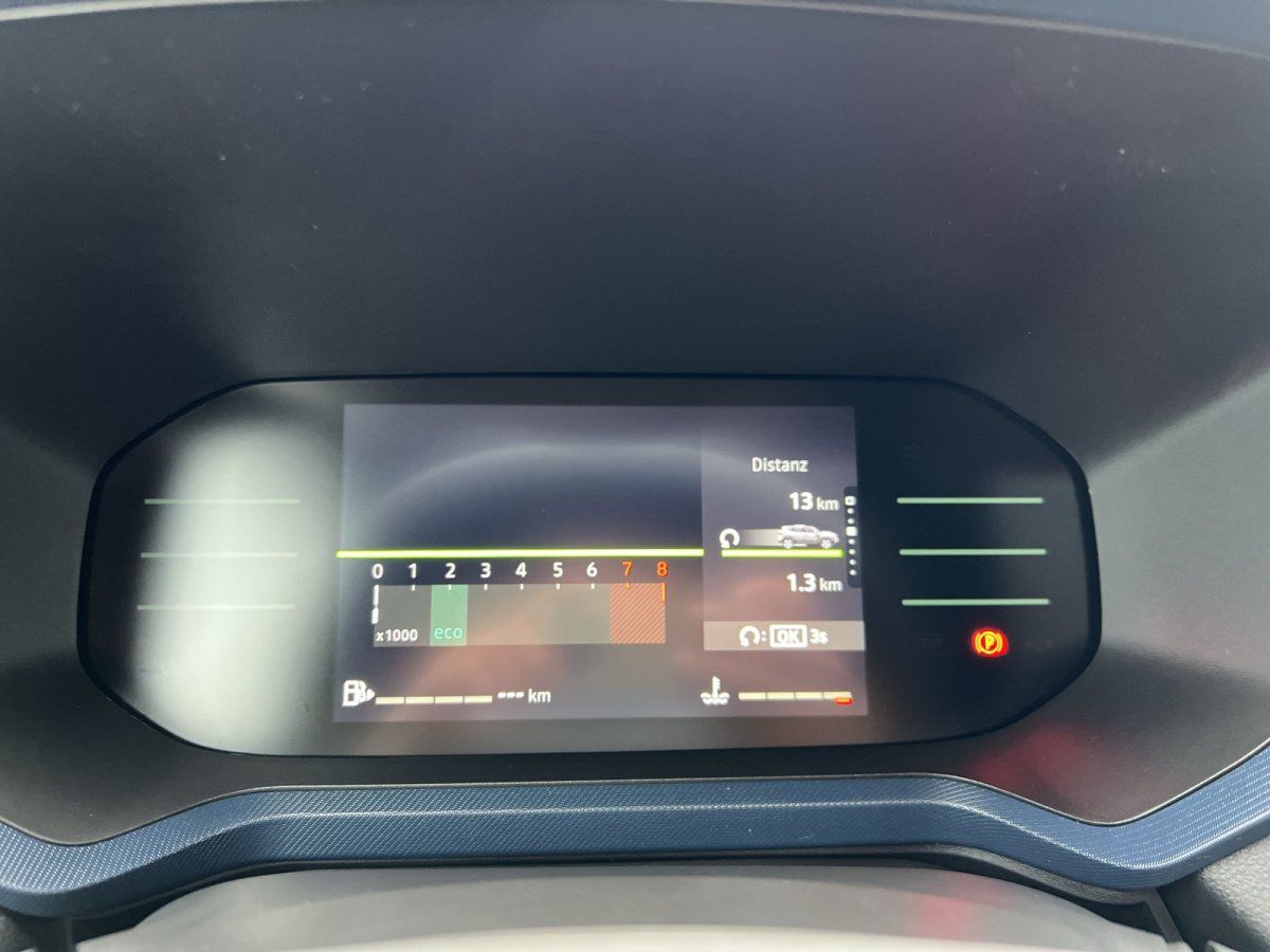 Digitales Kombiinstrument Innenraum Fahrzeug mit ECO-Anzeige und Distanzwarner im Autohaus