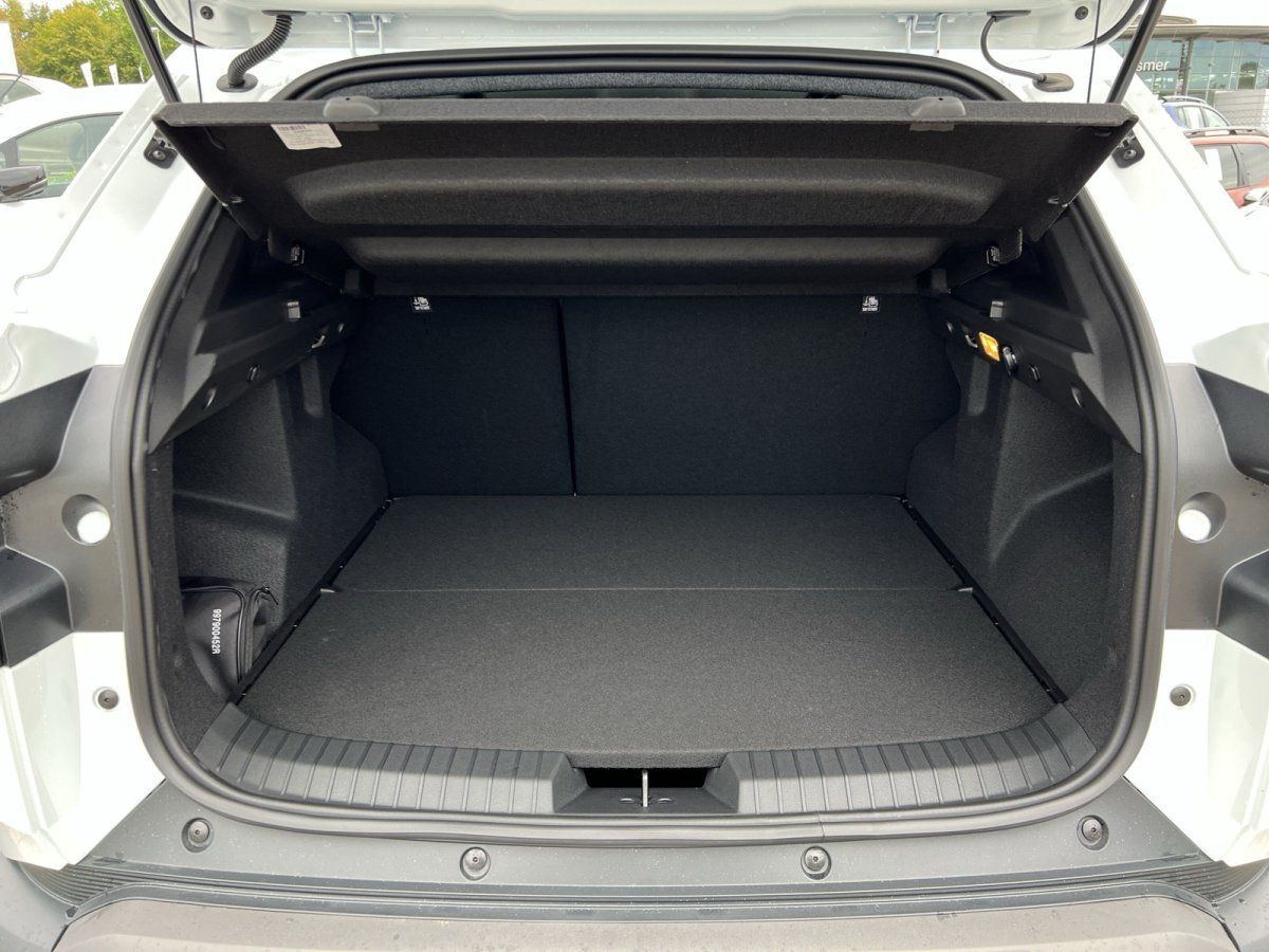 Weißes SUV mit geöffneter Heckklappe im Autohaus – Kofferraum Ansicht