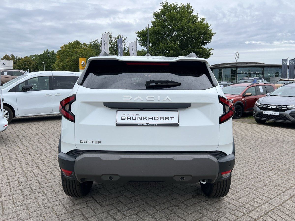 Dacia Duster 3. Generation in Weiß – Heckansicht im Autohaus Brunkhorst Showroom