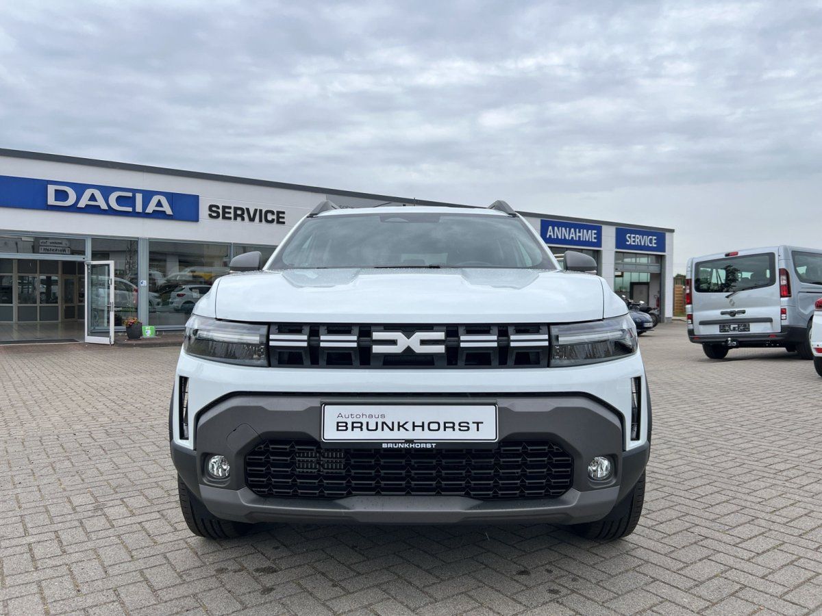 Dacia Duster SUV in Weiß Frontansicht im Autohaus Brunkhorst Showroom