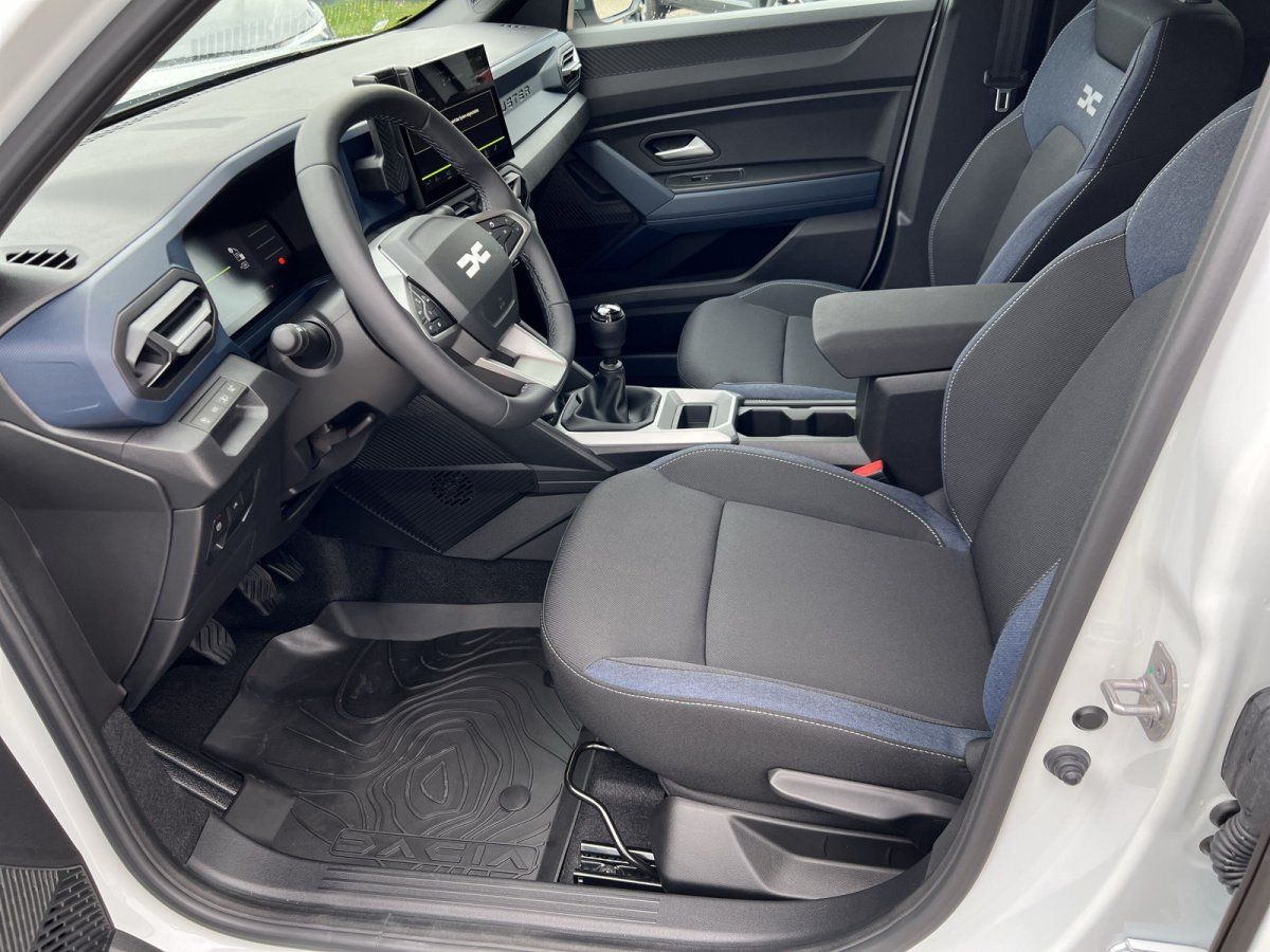 Dacia Innenraum mit Ledersitze, Schaltgetriebe und digitalem Cockpit im Autohaus