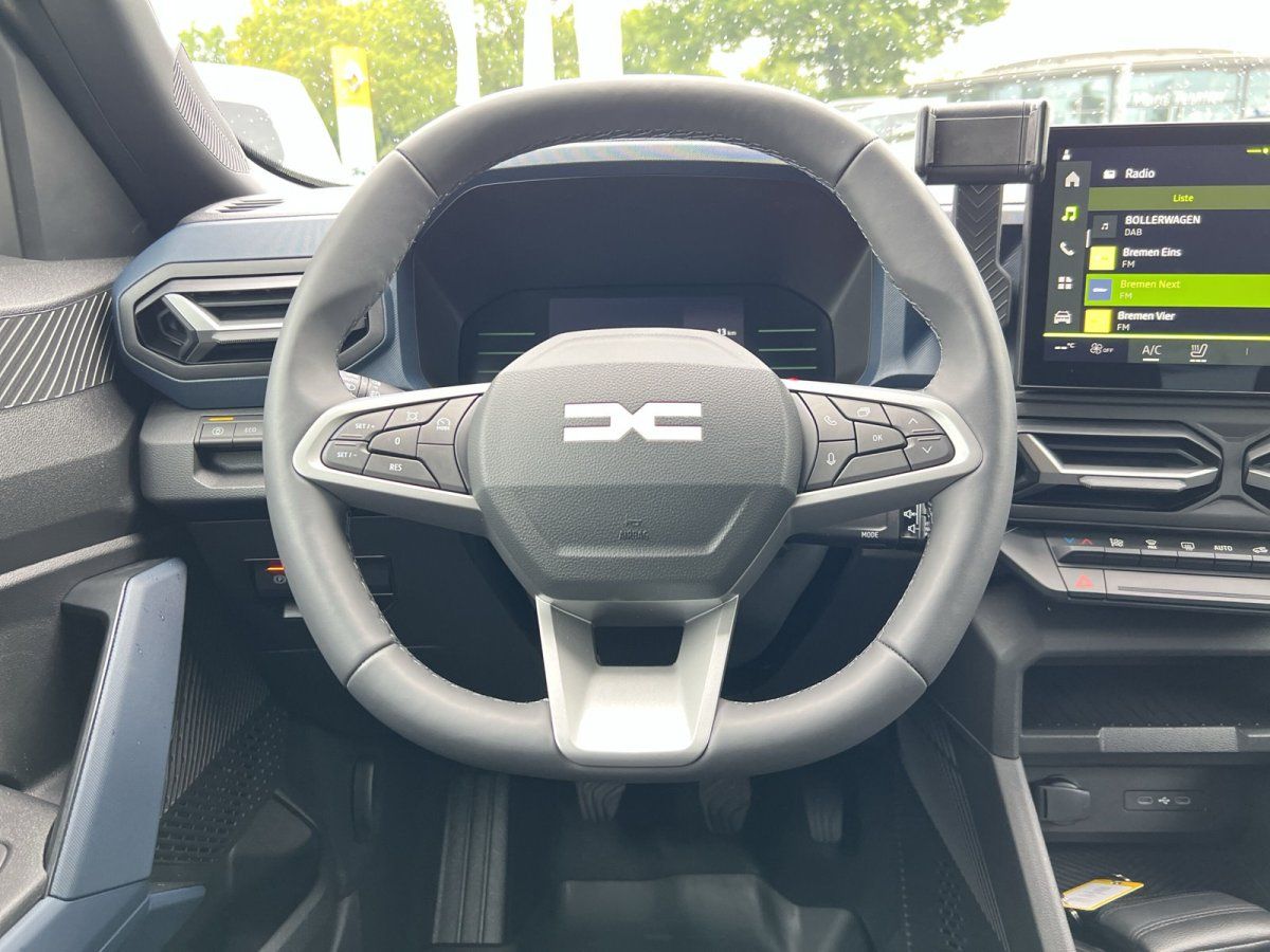 Dacia Innenraum mit Lenkrad und Infotainment-System, Cockpit-Ansicht vom Fahrersitz