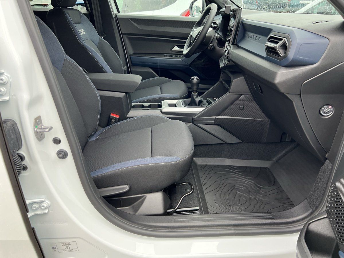 Fahrzeug Innenraum mit schwarzen Ledersitzen, Schaltgetriebe und modernem Cockpit