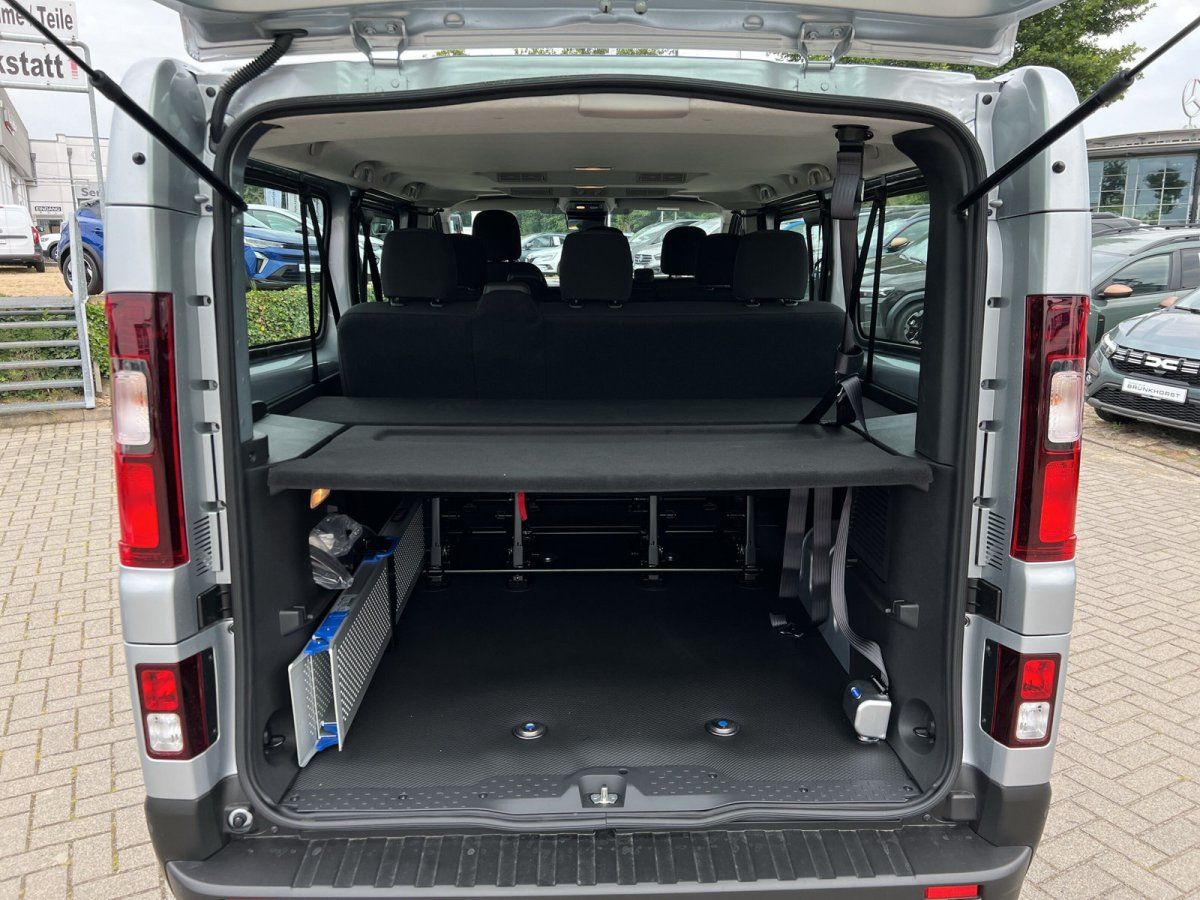 Silberner Transporter Innenraum mit geöffneter Heckklappe, Sitzreihen und Laderaum im Autohaus