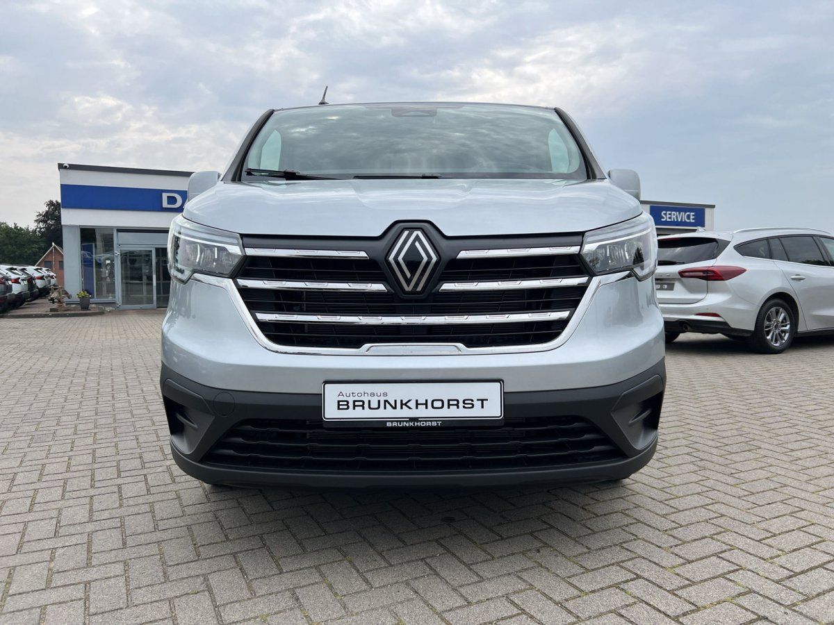 Renault Trafic Silber Frontansicht im Autohaus Brunkhorst Showroom
