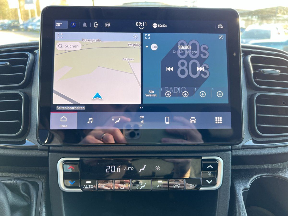 Fahrzeug-Infotainmentsystem mit Navigationskarte und DAB-Radio 80s80s Innenraumaufnahme