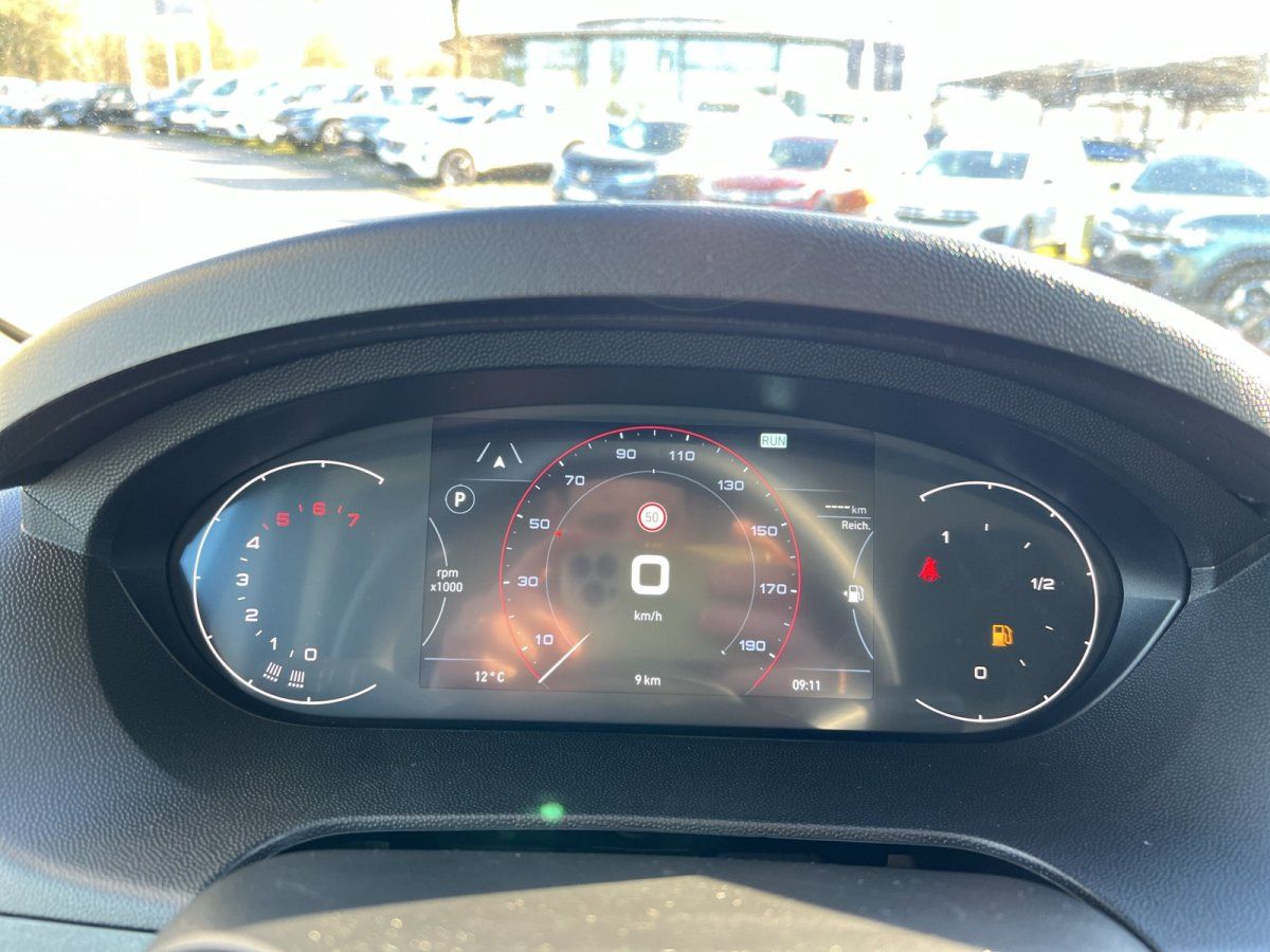 Innenraum eines Fahrzeugs mit Blick auf Armaturenbrett und Tachometer in modernem Autohaus
