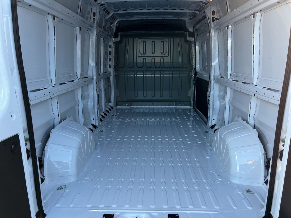 Weißer Transporter Laderaum Innenansicht – geräumiger Cargo-Van mit hohem Dach leer