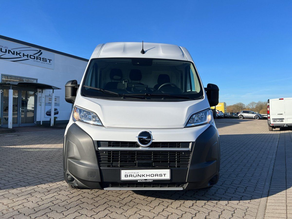 Opel Movano Kastenwagen in Weiß – Frontansicht im Autohaus Brunkhorst