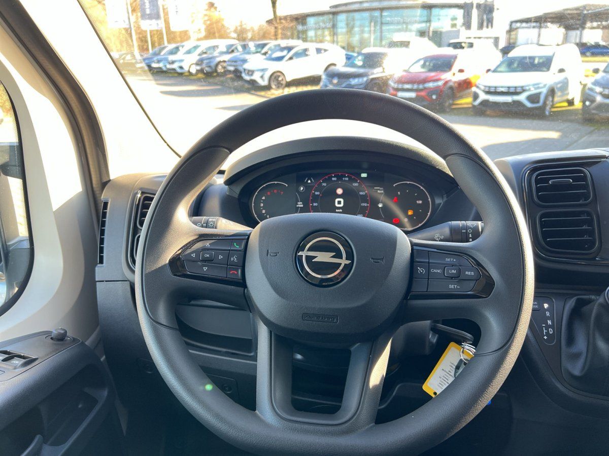 Opel Movano Innenraum mit Lenkrad und digitalem Kombiinstrument im Autohaus