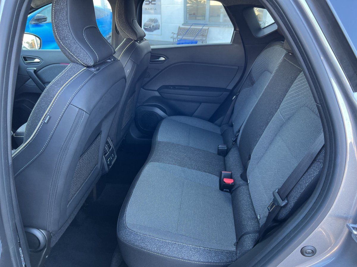 Fahrzeug Innenraum Rücksitzbank mit schwarzen Stoffsitzen und Sicherheitsgurten im Autohaus