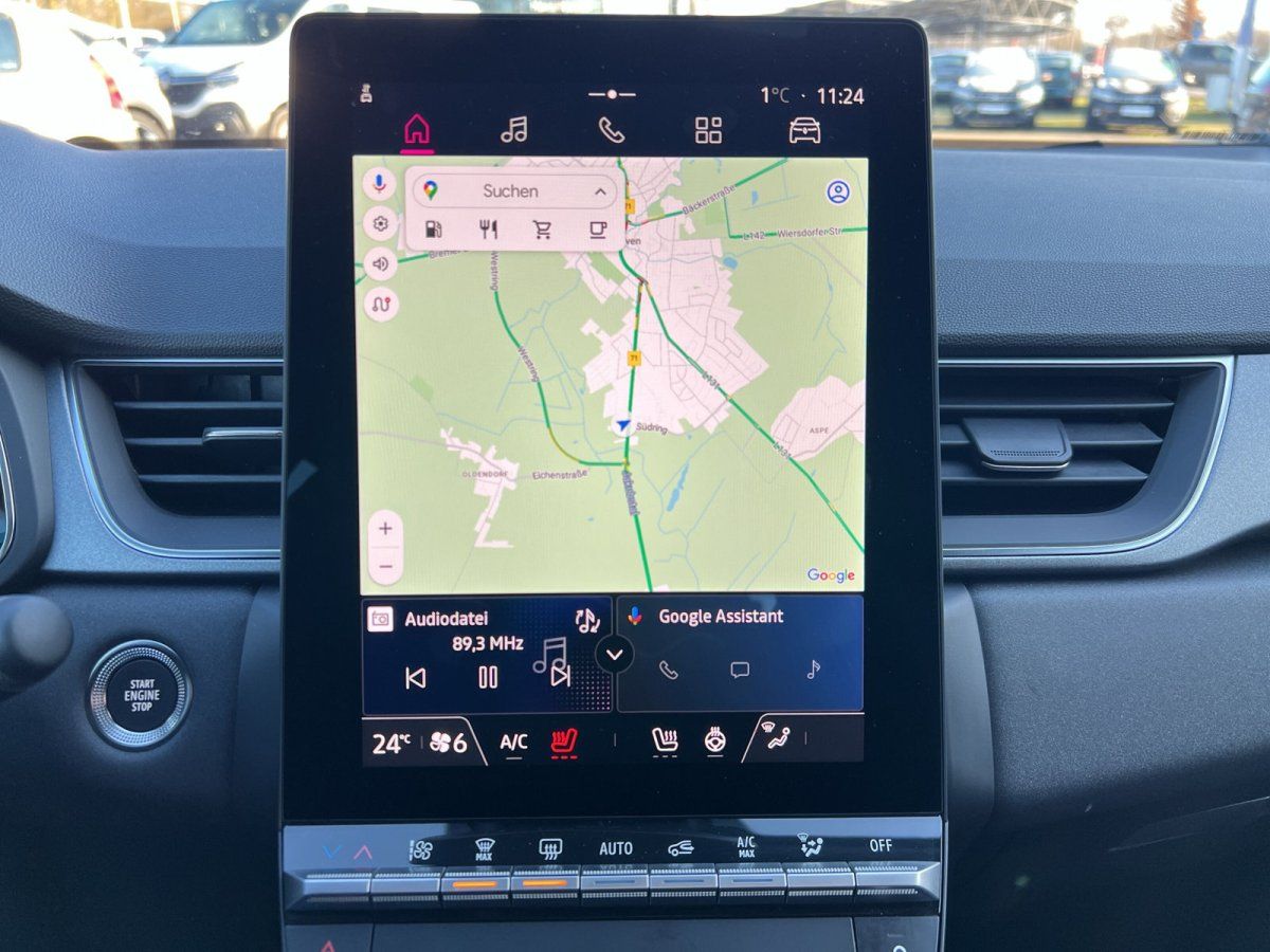 Renault Innenraum mit großem Touchscreen-Infotainmentsystem und Google Maps Navigation im Autohaus