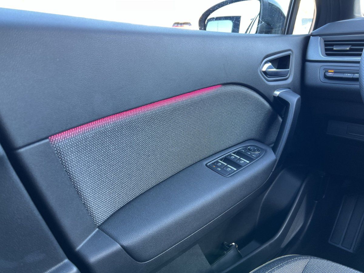 Fahrzeuginnenraum Fahrertür mit schwarzem Leder, pinkem Akzentstreifen und Fensterheber-Schaltern