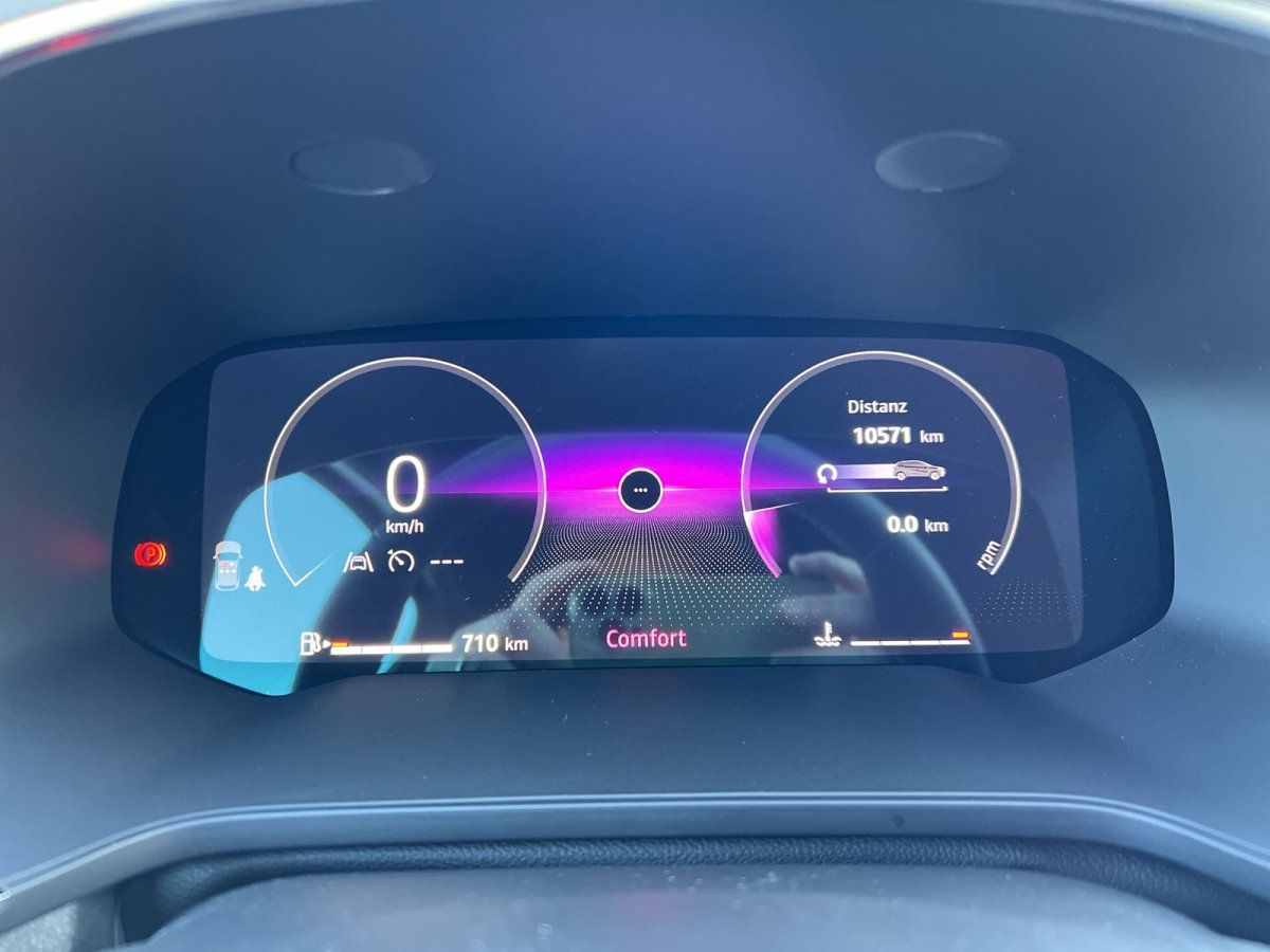 Digitales Cockpit Innenraum Kombiinstrument mit 0 km/h Anzeige und 710 km Reichweite im Autohaus