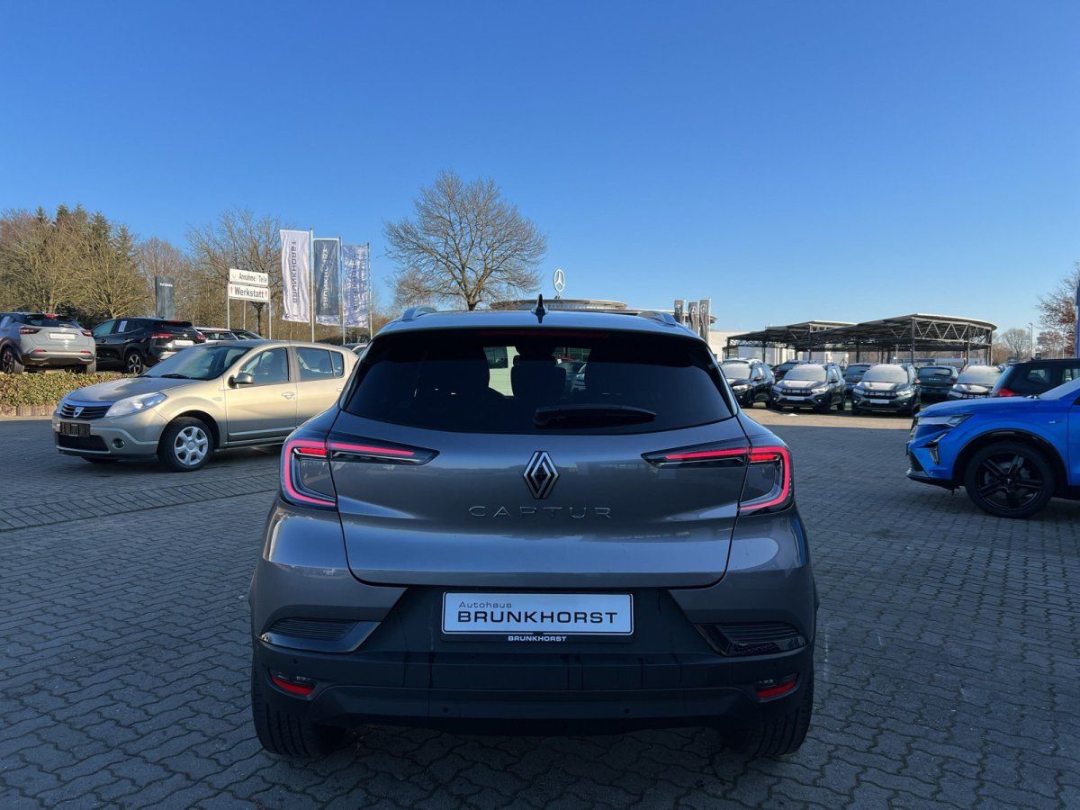 Renault Captur in Grau – Heckansicht im Autohaus Brunkhorst Showroom