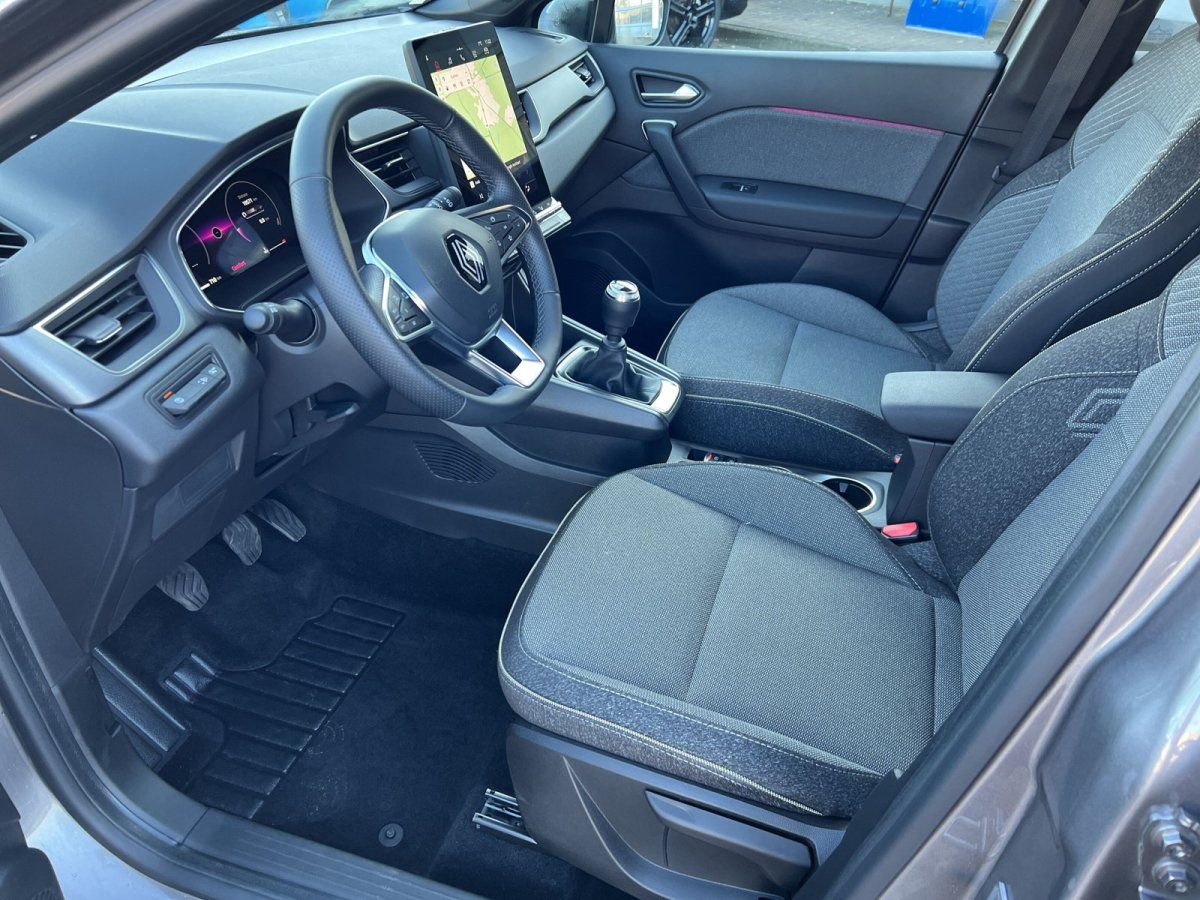 Renault Innenraum mit Schaltgetriebe, digitalem Cockpit und Infotainment-Touchscreen