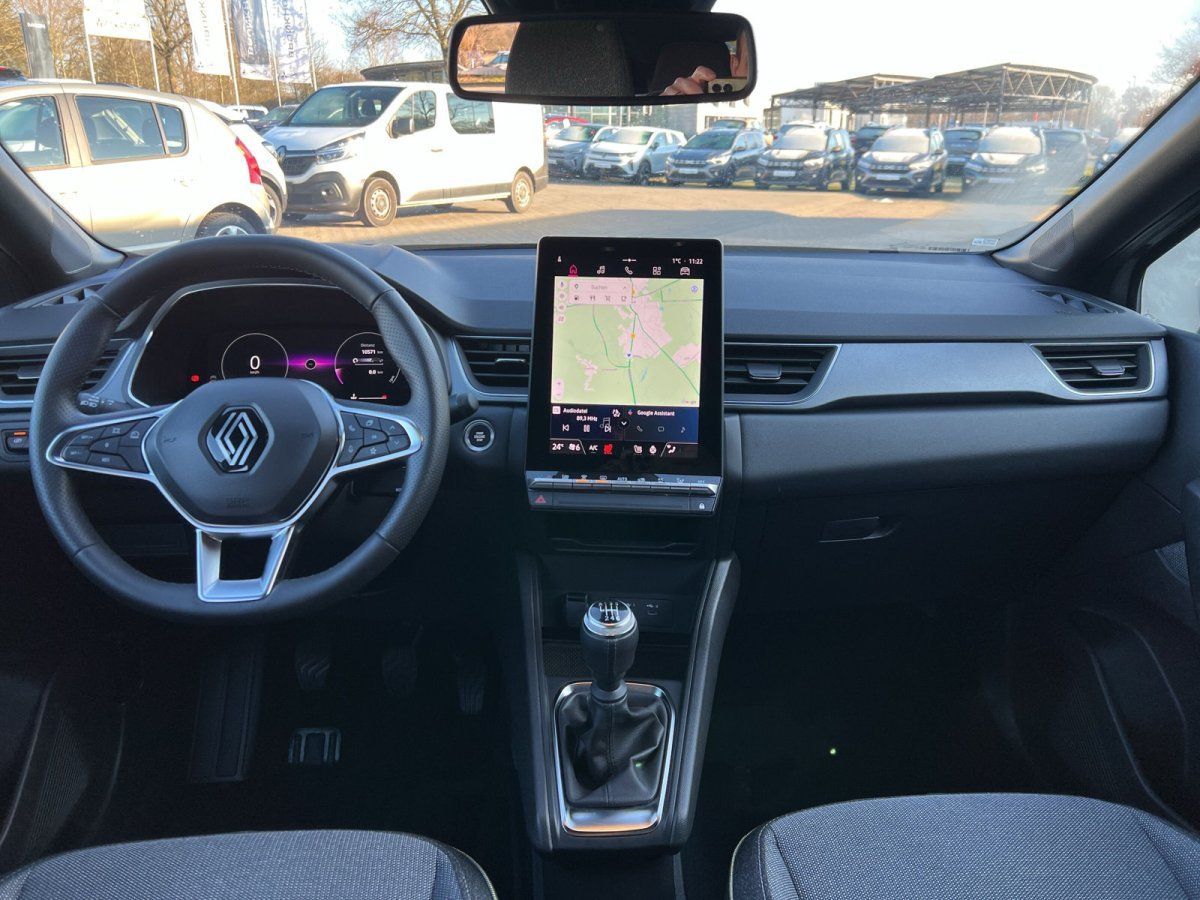 Renault Innenraum mit digitalem Cockpit, großem Touchscreen-Navi und Schaltgetriebe