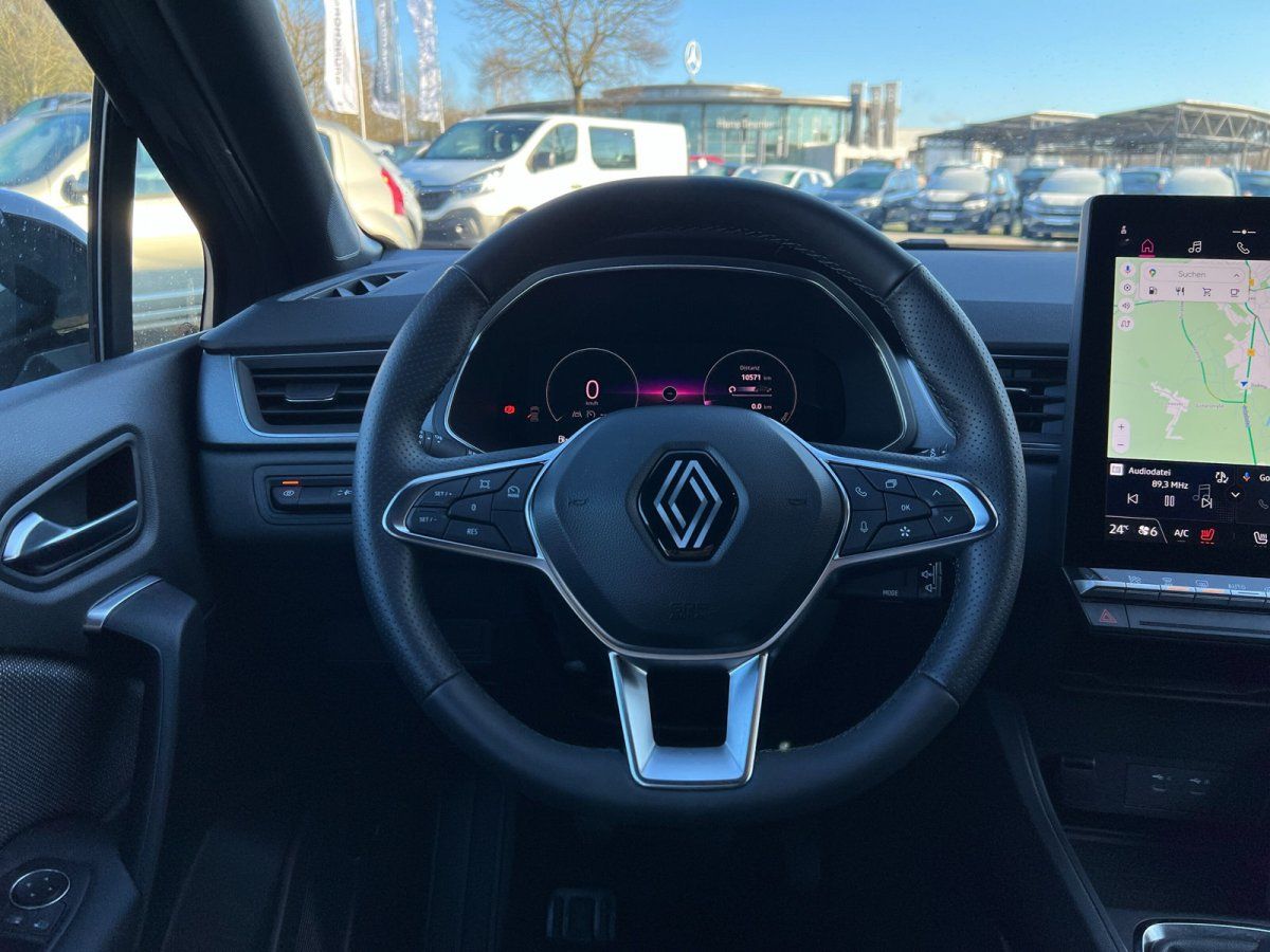 Renault Innenraum mit Lederlenkrad, digitalem Cockpit und Navigationssystem