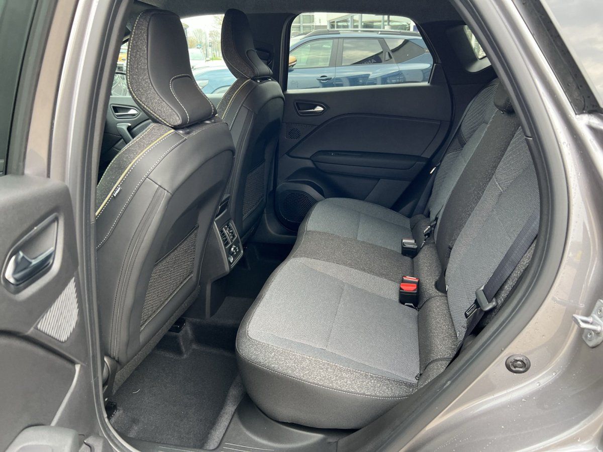 Renault Rücksitzbank mit grauen Stoffsitzen - Fond-Innenraum des Fahrzeugs