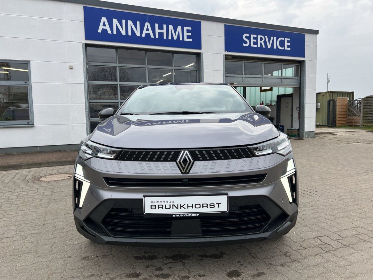 Renault Captur Frontansicht grau metallic mit charakteristischem Kühlergrill im Showroom